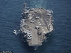 Irán se atribuye un “ataque” a un portaaviones estadounidense mientras el jefe de la Armada de Teherán comparte “imágenes del ataque con misiles” a un buque de guerra de 1.800 millones de libras esterlinas en el Mar Arábigo