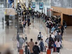 Trump amenaza con enviar TROPAS a aeropuertos en crisis mientras los agentes de ICE se sienten abrumados por el caos