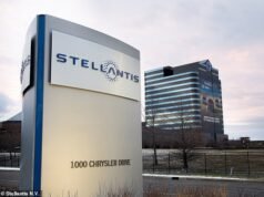 El fabricante de automóviles de Detroit está emitiendo multas a los empleados que se presenten en el estacionamiento de la sede central en un vehículo de un fabricante de automóviles rival.