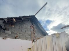 Una familia joven se quedó sin hogar y una pareja usa lonas para las ventanas después de que un constructor vaquero los estafó por £100,000