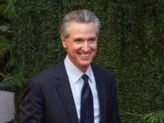 La oficina de Gavin Newsom lanza insultos homofóbicos al periodista que expuso el fraude de California