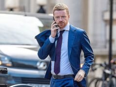 Me encontré con la policía registrando las cámaras de circuito cerrado de televisión en la calle donde robaron el teléfono móvil de Morgan McSweeney para “establecer los hechos”.