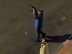 Momento en el que las fuerzas de seguridad iraníes “abren fuego contra edificios de apartamentos para detener el coro de cánticos anti-Jamenei mientras pasa una marcha a favor del régimen”