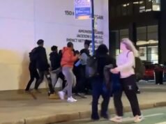 Momento de pesadilla CIENTOS de adolescentes sin ley invaden el centro de Chicago mientras ‘las tiendas son saqueadas y los transeúntes son aplastados’