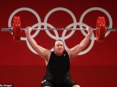 Los Juegos Olímpicos PROHIBEN a los atletas transgénero y DSD de TODOS los deportes femeninos, bloqueando al levantador de pesas masculino Laurel Hubbard y dejando a la boxeadora con revelación de género Imane Khelif enfrentando una prueba de sexo