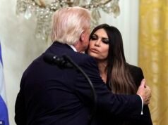 Trump admira a su ‘reina griega’ Kimberly Guilfoyle cuando regresa a la Casa Blanca después de la vergüenza