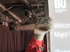 Las escenas universitarias despiertas simulan el ataque de GODZILLA para estudiantes de medicina que se entrenan para un desastre de la vida real, porque una falsa atrocidad terrorista o un accidente de tren sería demasiado desencadenante.