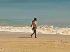 En la foto: Marido ‘asesino’ abandonado paseando por una playa de Florida horas después de ‘disparar’ a su esposa y a su amante en un ataque de celos… mientras la policía advierte que todavía está prófugo y que puede estar armado