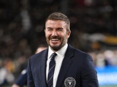 Sir David Beckham dice que sus hijos le preguntaron si tendrían “privilegios adicionales” cuando fuera nombrado caballero.