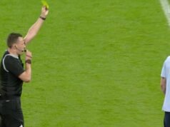 Una loca decisión arbitral hace que la estrella del Man United escape la tarjeta roja a pesar de mostrar DOS tarjetas amarillas en el empate de Inglaterra contra Uruguay en Wembley, en un nuevo momento de ‘Graham Poll’
