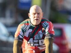 Mike Tindall y sus amigos inician un paseo benéfico en bicicleta hasta un partido de rugby en honor a la ex estrella del MND Ed Slater.
