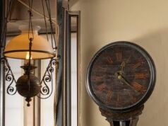 ¡No lo olvides! Los voluntarios ajustan relojes históricos en casas de campo mientras los relojes avanzan esta tarde