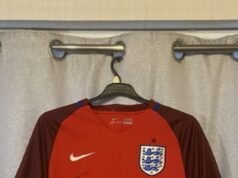 Las camisetas de Inglaterra más caras: Los Tres Leones han vendido sus nuevas camisetas de la Copa del Mundo por la asombrosa cifra de £134,99… pero un uniforme en línea cuesta más que un DEPÓSITO A DOMICILIO