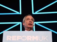 El líder de los profesores “marxistas” llama a Nigel Farage “Toytown Trump” y promete acabar con sus esperanzas de convertirse en primer ministro.