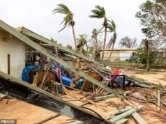 El aeropuerto de Exmouth es “barrido”, las playas quedan destruidas y las ciudades quedan aisladas del mundo mientras el ex ciclón tropical Narelle destruye un punto turístico australiano.