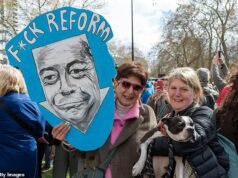 Los Verdes no logran aprobar la controvertida política “El sionismo es racismo” debido a luchas internas, tecnología cuestionable y una conferencia sobre el bacalao engañosa, mientras el líder Polanski baila en la protesta.