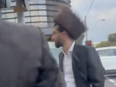 Impactantes escenas en las que mujeres en un coche ‘robado’ arrojan huevos a los peatones y son filmadas gritando insultos antisemitas a un grupo de hombres judíos