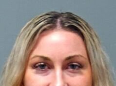 Una mujer sonriente descubre su destino al abrir fuego en una fiesta en una casa en medio de la niebla de la rabia del triángulo amoroso.