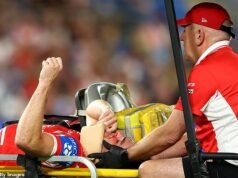 El entrenador de la NRL ofrece una actualización de tres palabras después de ver a su hijo trasladado de urgencia al hospital con un repugnante choque en la cabeza.