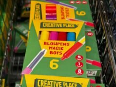 Un supermercado podría verse obligado a retirar los bolígrafos para niños y niñas tras una queja de un cliente