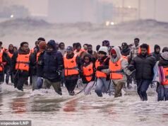 Gran Bretaña se prepara para la afluencia de inmigrantes en pequeñas embarcaciones mientras el acuerdo con Francia está a punto de finalizar, dejando a los contrabandistas libres para actuar