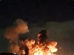 Enorme camión cisterna alcanzado por un dron iraní cerca del Estrecho de Ormuz mientras Estados Unidos lanza bombas antibúnker de 2.000 libras sobre un depósito de municiones