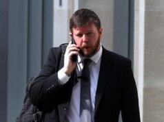 Padre gana una batalla legal de 19 meses contra su expareja sobre quién se quedará con las cenizas de su hijo adolescente