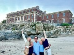 La vida perfecta de un magnate en un palacio de playa de Nueva Inglaterra valorado en 20 millones de dólares que comparte con su marido y dos pares de adorables gemelos quedó destrozada después de que un extraño con pasamontañas llegara a las 5:50 a.m.