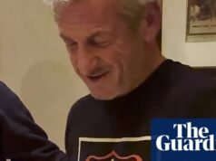 Sean Penn recibe un ‘Oscar’ hecho con un vagón de tren ucraniano dañado tras la reunión con Zelensky | Sean Penn