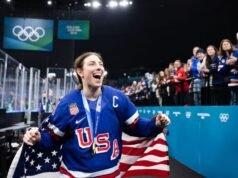 Knight, junto a los hermanos Hughes, bromea en ‘Saturday Night Live’