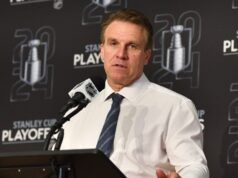 El entrenador de bomberos de Los Angeles Kings, Jim Hiller; promocionar DJ Smith