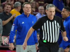 El entrenador de Kansas, Bill Self, fue expulsado después de criticar a los árbitros por una falta sobre Darryn Peterson en la derrota ante Arizona State.