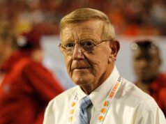 Lou Holtz, veterano entrenador de Notre Dame y exanalista de ESPN, muere a los 89 años