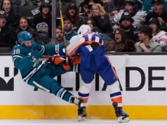 San Jose Sharks y Macklin Celebrini emocionados después de la derrota ante los New York Islanders