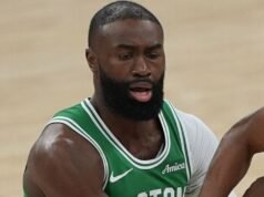 Jaylen Brown de los Celtics expulsado en el segundo cuarto ante los Spurs