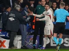 Pedro Neto, del Chelsea, “lo siento mucho” por empujar al recogepelotas del PSG