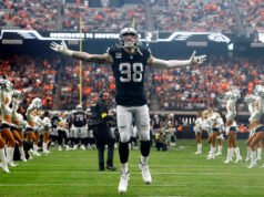 “Maxx Crosby insinúa que se quedará con los Raiders después de un intercambio fallido con los Ravens: ‘Soy un Raider'”. Ya estoy de vuelta’