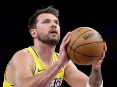 Luka Dončić firma su primer partido de 50 puntos con los Lakers en la victoria en casa ante los Bulls