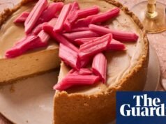 Receta de Benjamina Ebuehi de cheesecake de chocolate blanco caramelizado y ruibarbo | Alimento