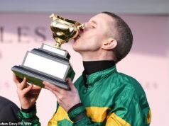 Festival de Cheltenham EN VIVO: Últimos consejos, tarjetas de carreras y resultados del Día de la Copa de Oro mientras Gaelic Warrior y The Jukebox Man luchan por la gloria mientras una fuerte lluvia cae sobre la pista durante la noche