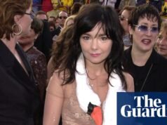 Del vestido de cisne de Björk al esmoquin de espaldas de Céline: los looks más icónicos de la alfombra roja de los Oscar | premios oscar