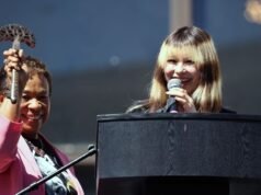 La campeona olímpica Alysa Liu recibe la llave de Oakland en un mitin en su ciudad natal