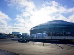 Bandera roja en la práctica de IndyCar mientras los trabajadores marchan hacia la pista de Texas