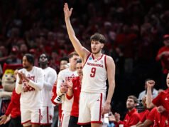 El No. 4 Nebraska obtiene su primera victoria en un torneo masculino de la NCAA en la historia de la escuela con una victoria sobre el No. 13 Troy.