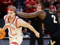El esfuerzo de Vanderbilt en media cancha desaparece, enviando a Nebraska al Sweet 16
