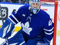 Anthony Stolarz, de Leafs, fuera tras recibir un disco en la garganta