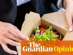Puede que el sol brille, pero tenga cuidado con cenar al aire libre: puede convertirse en una absoluta indignidad | Emma Bedington