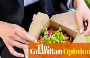 Puede que el sol brille, pero tenga cuidado con cenar al aire libre: puede convertirse en una absoluta indignidad | Emma Bedington