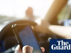 “Los niños dicen que echan un vistazo rápido a TikTok”: un nuevo tipo de conducción distraída va en aumento | Tecnología