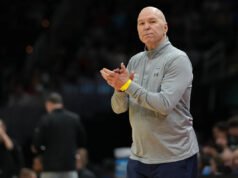El estado de Arizona contrata al veterano entrenador en jefe de Saint Mary, Randy Bennett, para reemplazar a Bobby Hurley